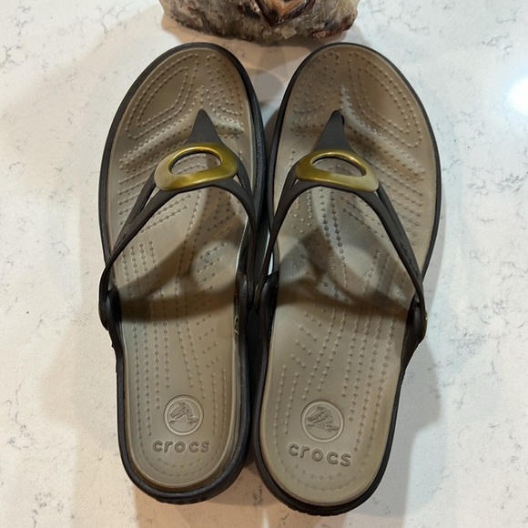 Crocs Sandals Women's Sanrah Gold Beveled Circle Casual Flip Flops Size 9 - Picture 10 of 13